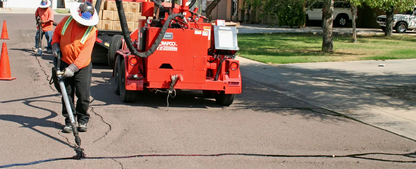 Scellement de fissures asphalte gros plan